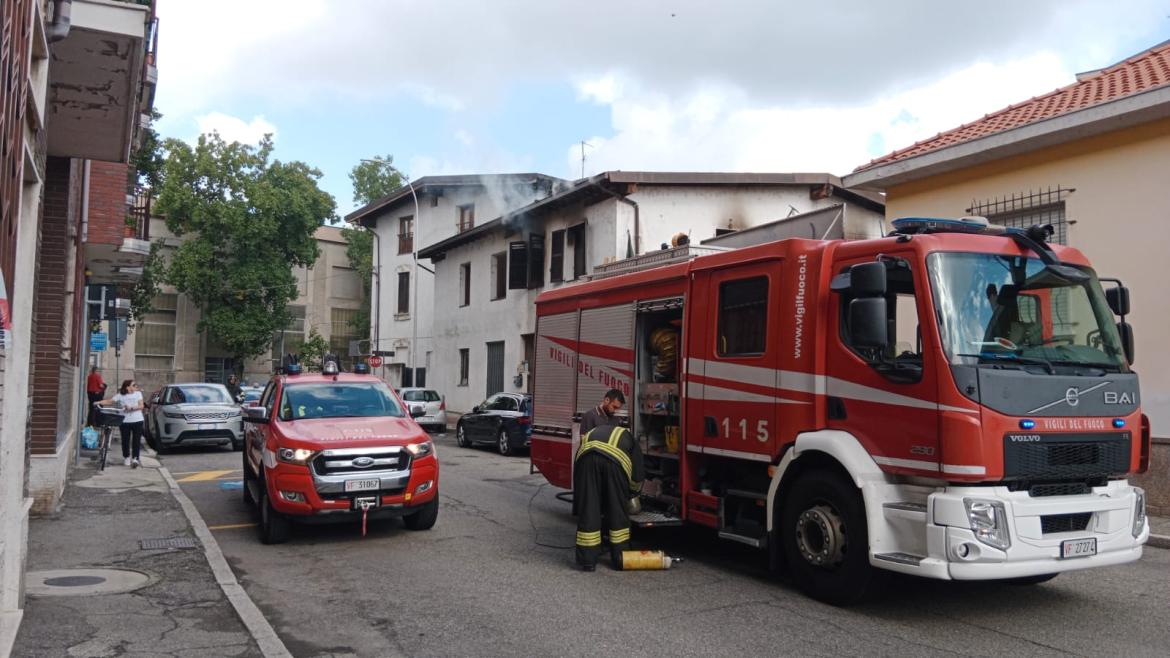Vigevano, vigili del fuoco in via Farini per un incendio