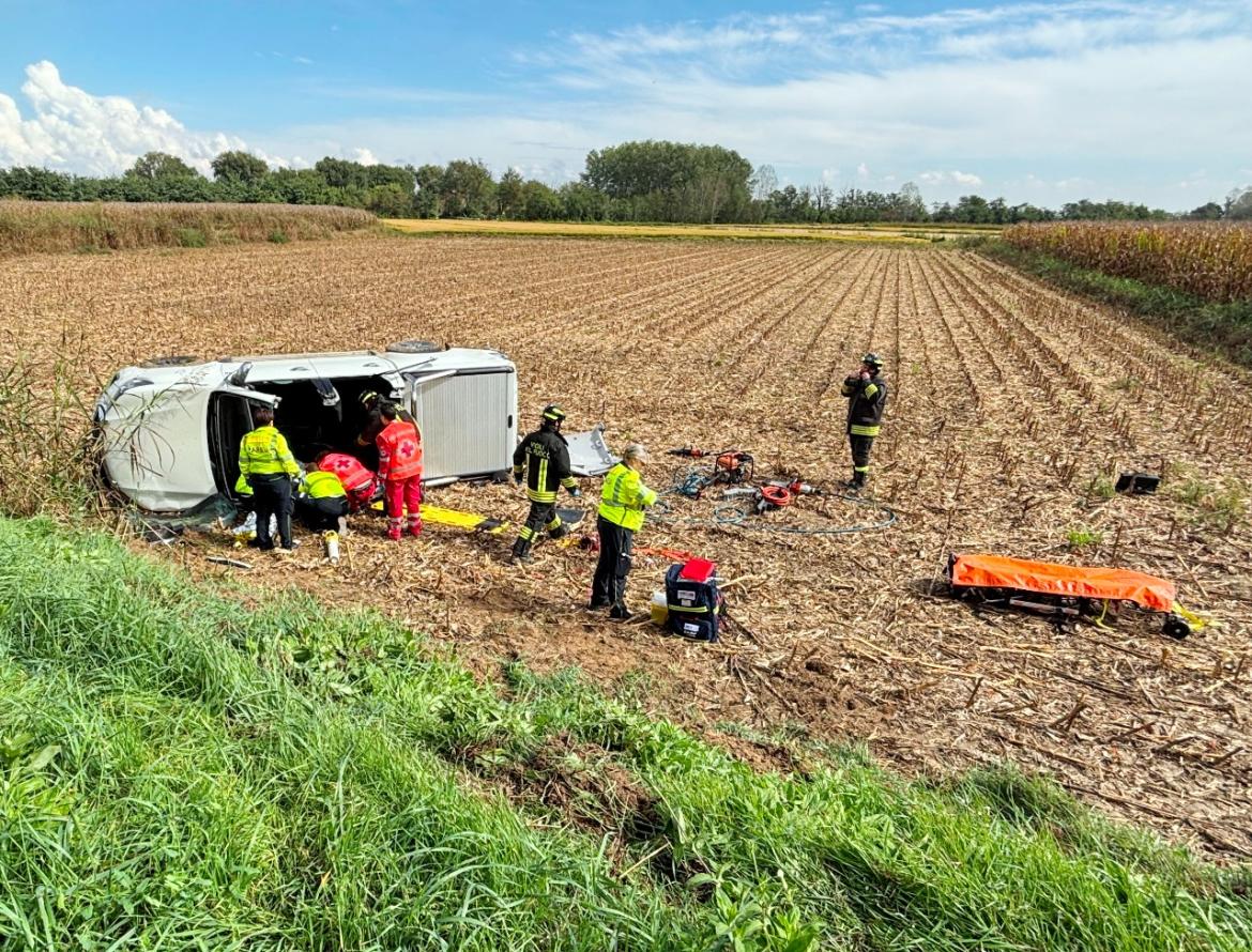 Giù dall’argine con il pick-up: 60enne estratto dai vigili del fuoco