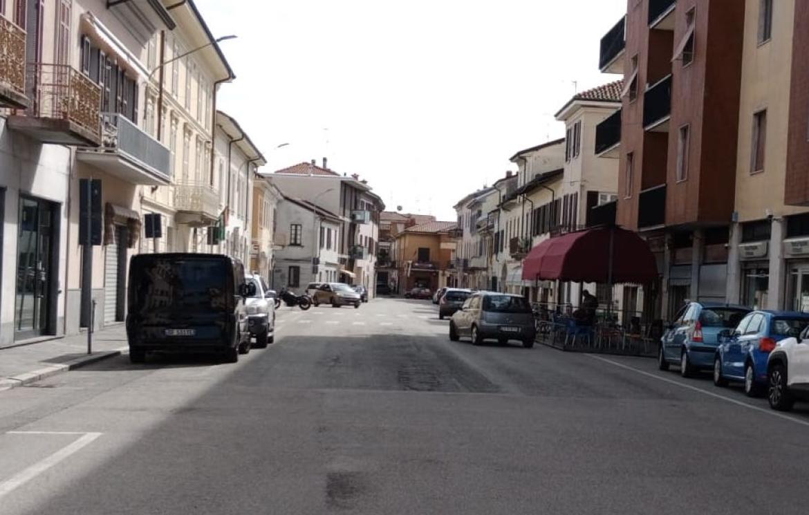 Malore in un bar. Uomo di 62 anni soccorso da un vigile con il defibrillatore