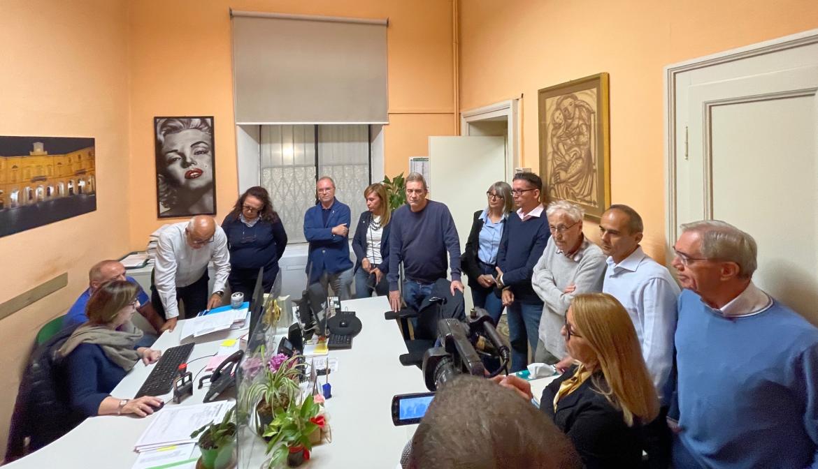 Dimissioni contestuali in aula. Il Consiglio comunale di Mortara è sciolto. Arriva il commissario