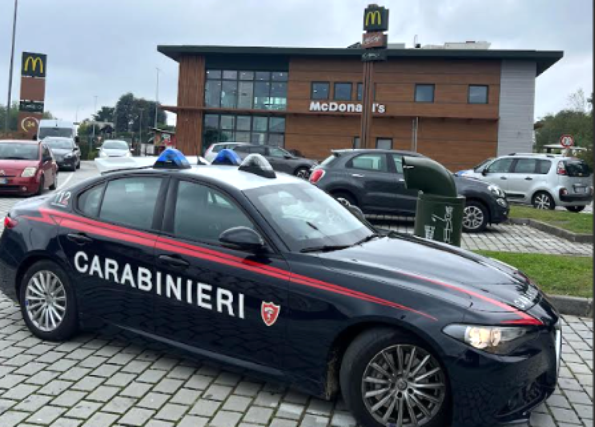Vigevano, spray al peperoncino dentro al McDonald’s: nei guai tre minorenni