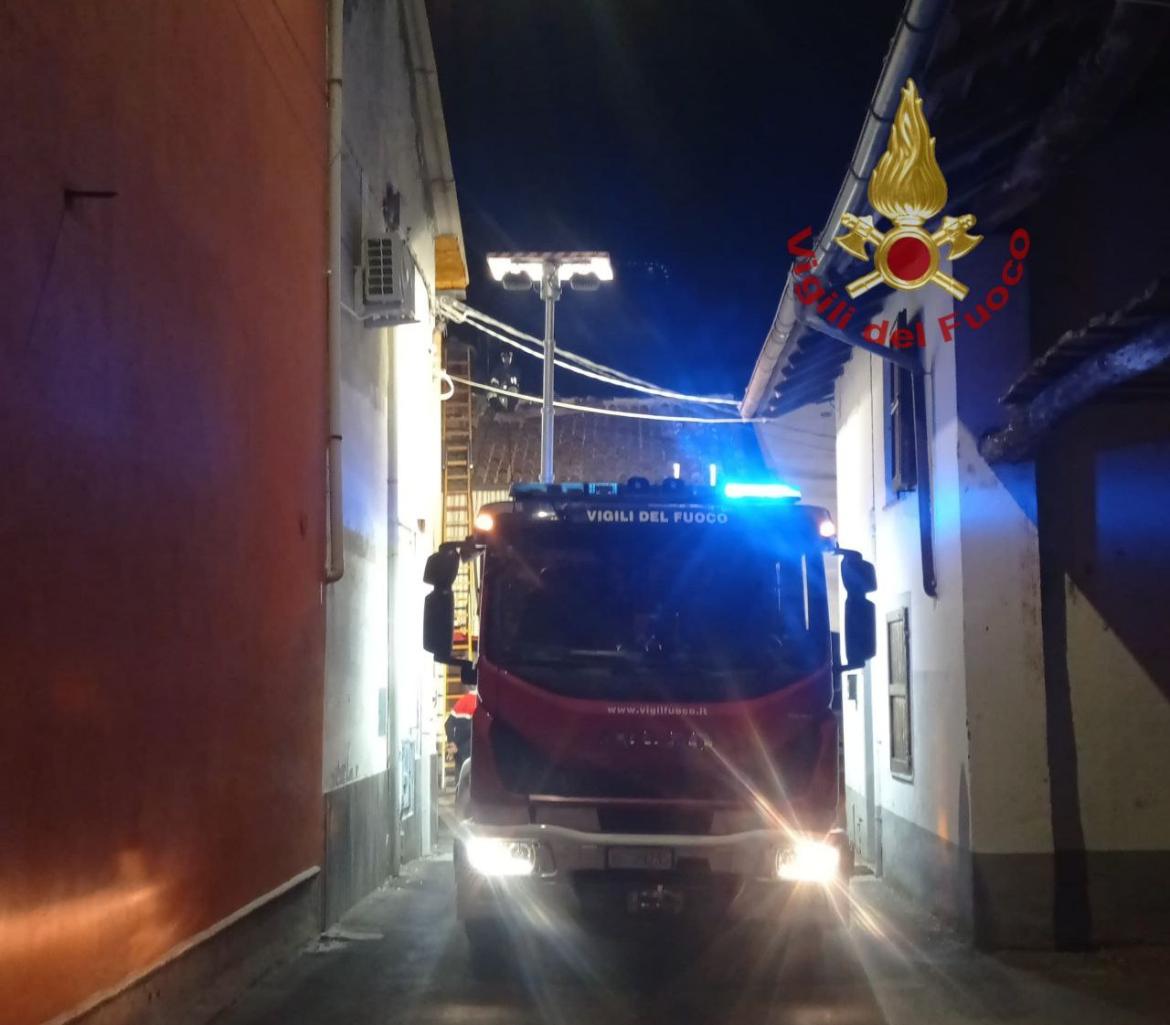 Garlasco, a fuoco una canna fumaria: intervengono i vigili del fuoco