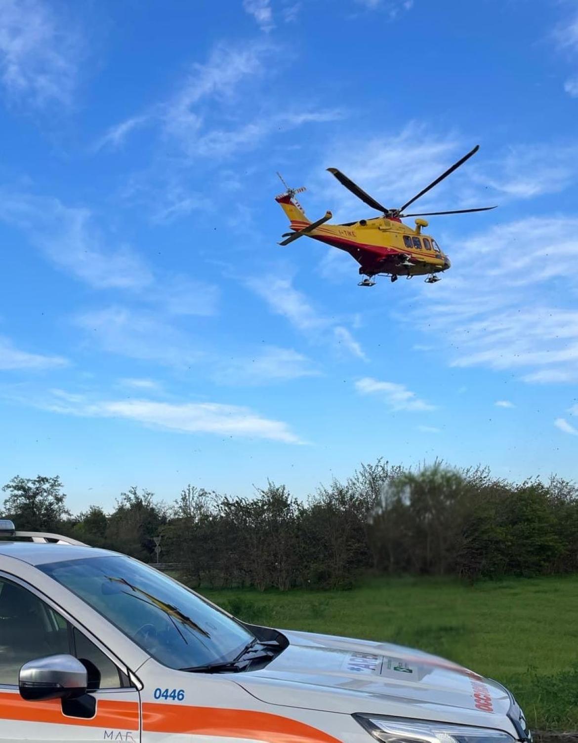 Vigevano, motociclista cade vicino alla rotatoria di corso La Malfa: trasferito con l'elisoccorso a Pavia