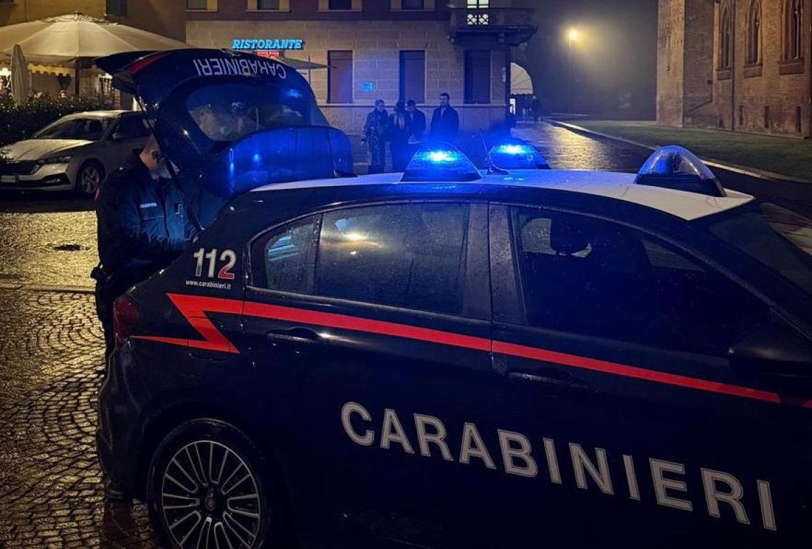Abbiategrasso, spacciatore corre verso i binari per sottrarsi a un controllo dei carabinieri. Recuperate otto dosi di cocaina