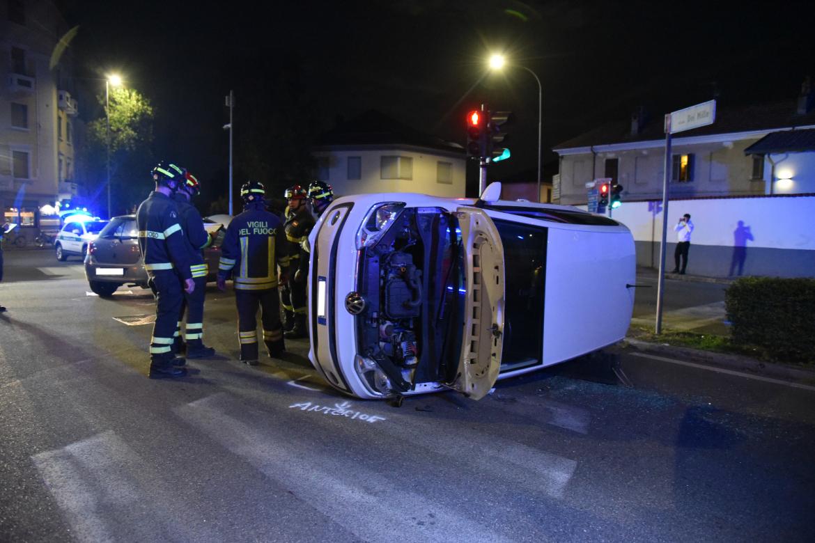 Vigevano: auto si ribalta all'incrocio di Santa Giuliana dopo l'impatto con un'altra vettura