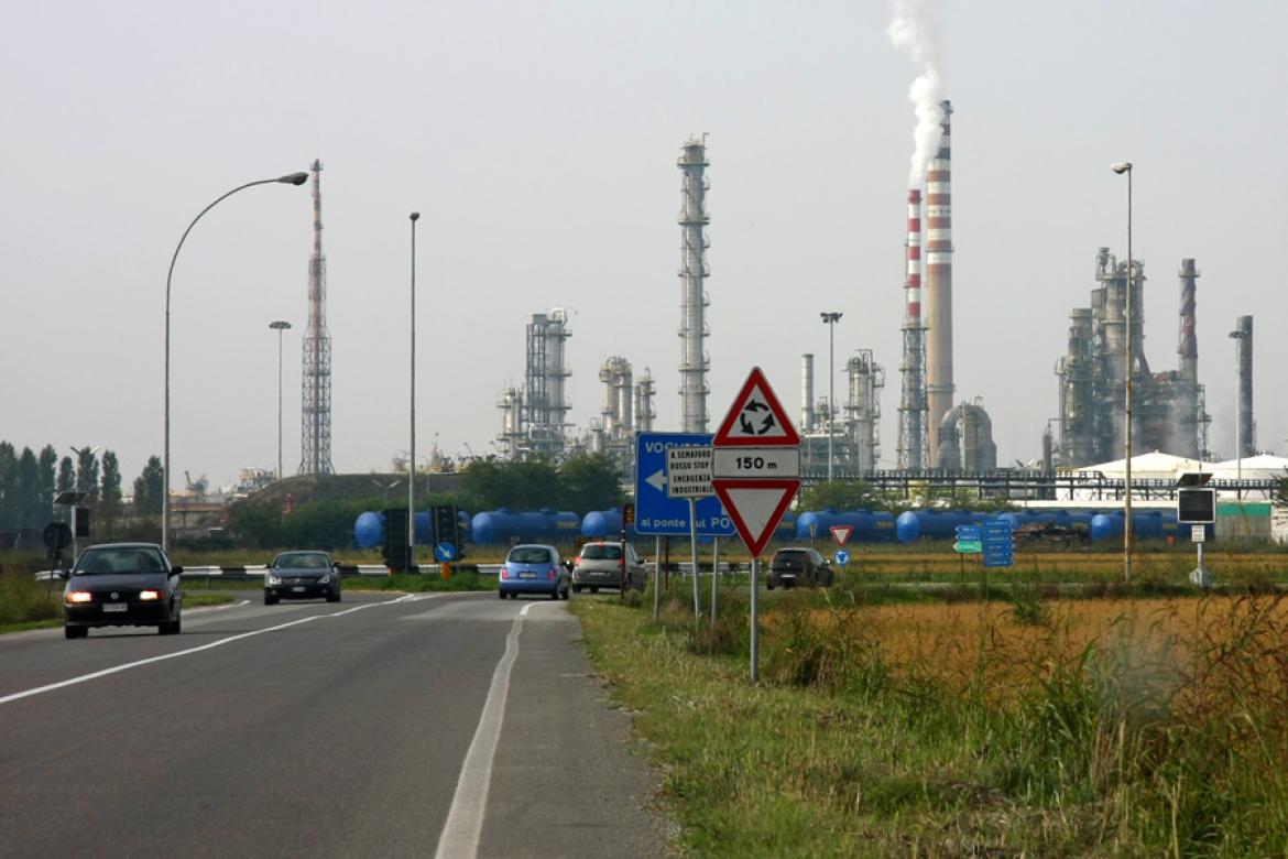 Sannazzaro: interruzione elettrica e torce di sicurezza in azione alla raffineria Eni