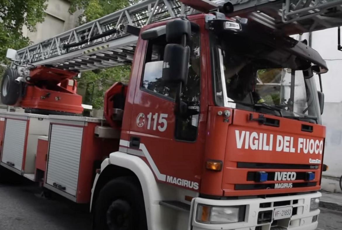 Allarme dei vigili del fuoco di Pavia rimasti senza autoscala: «Sicurezza a rischio in tutta la provincia»