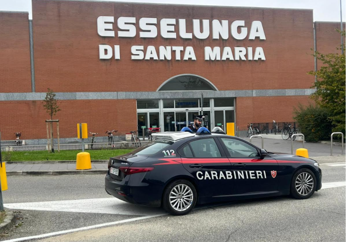 Viene sorpreso a rubare e aggredisce l’addetto alla sicurezza dell’Esselunga di Vigevano
