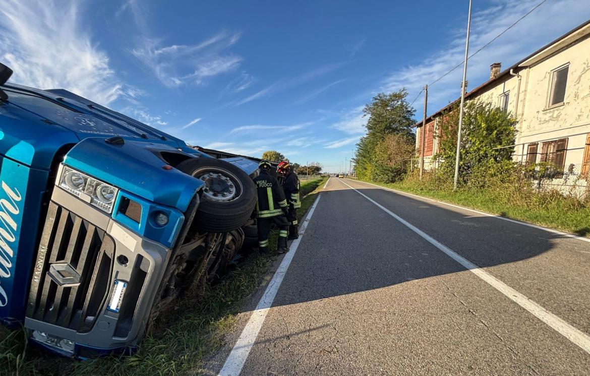 Sartirana: mezzo pesante carico di riso esce di strada e si ribalta