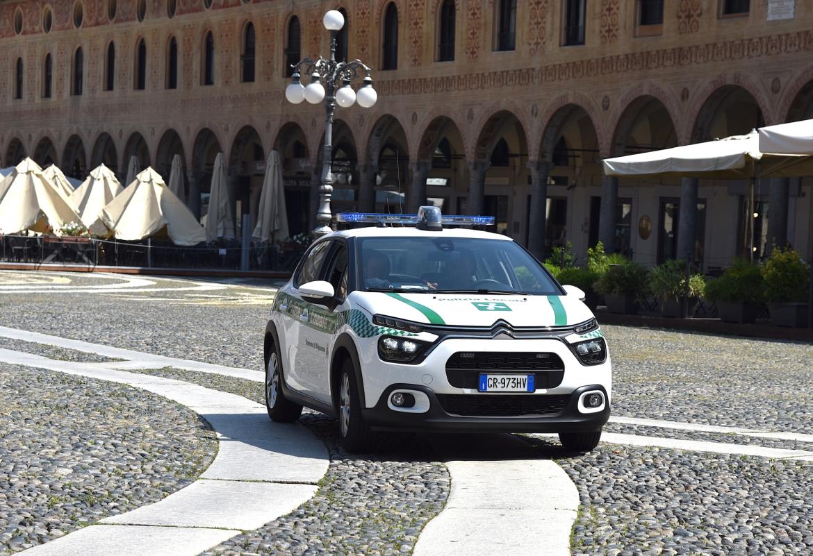 Vigevano, ruba in un negozio del centro e poi sferra un pugno in faccia al dipendente: fermato 36enne