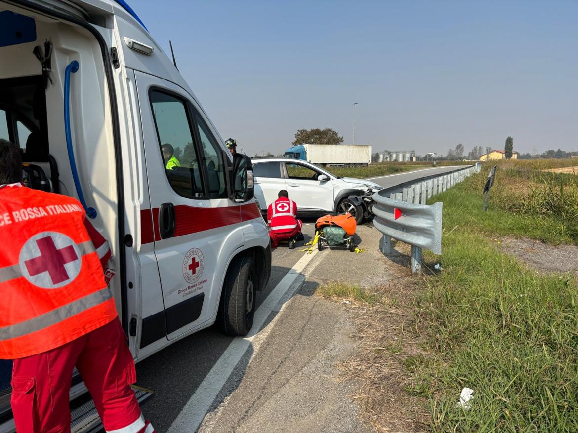 Mede, perde il controllo dell’auto e si schianta contro il guard rail