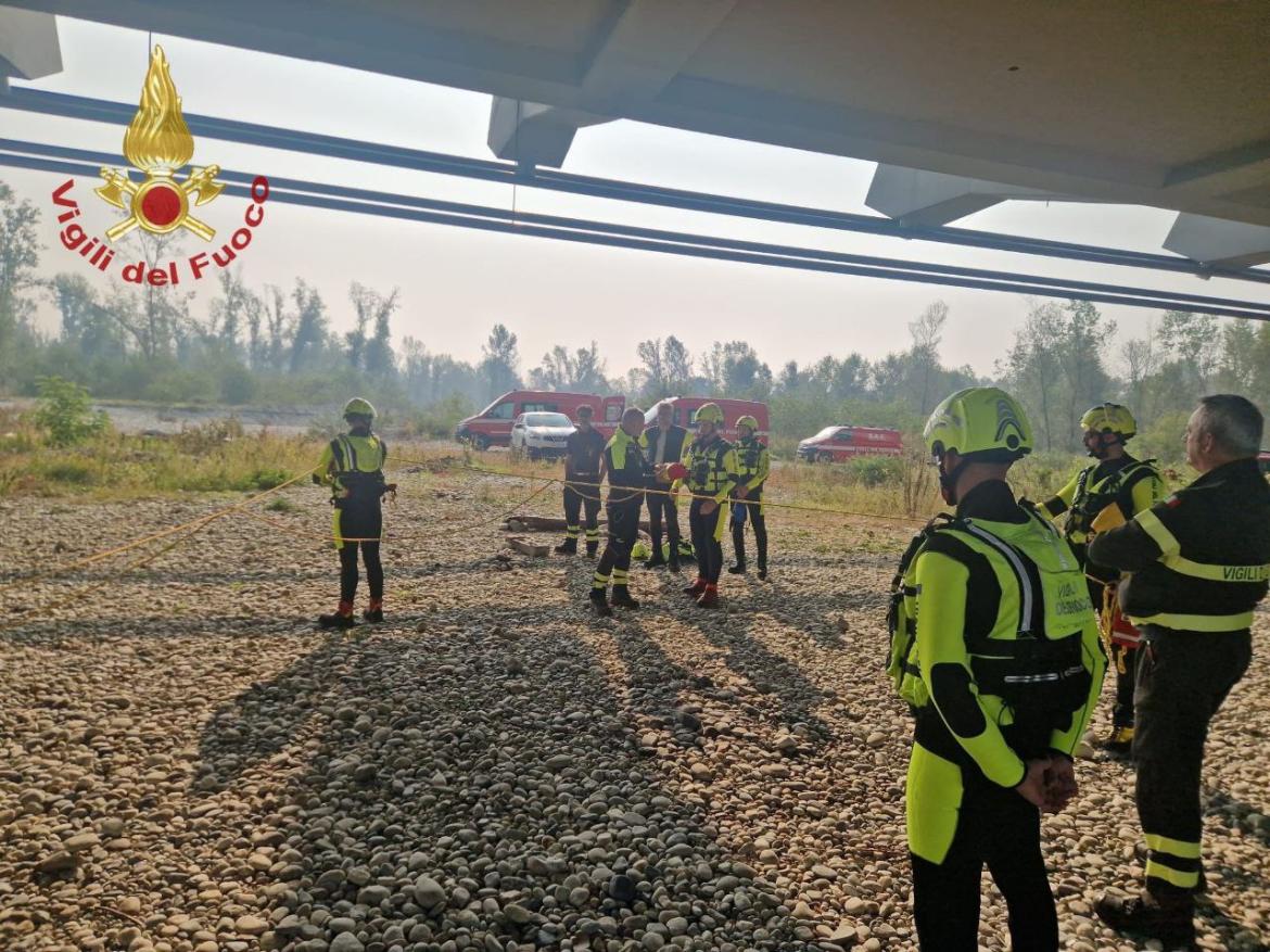 Vigevano, l'esercitazione dei vigili del fuoco nelle acque del Ticino