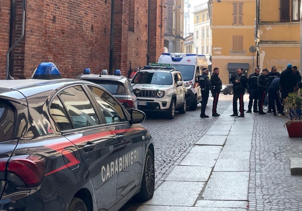 Tenta due rapine e poi ingaggia una lite. Viene soccorso e ferisce la volontaria della Croce rossa