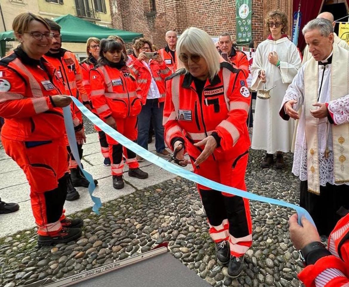 La Croce Azzurra di Vigevano ha inaugurato un nuovo mezzo e la bandiera ufficiale