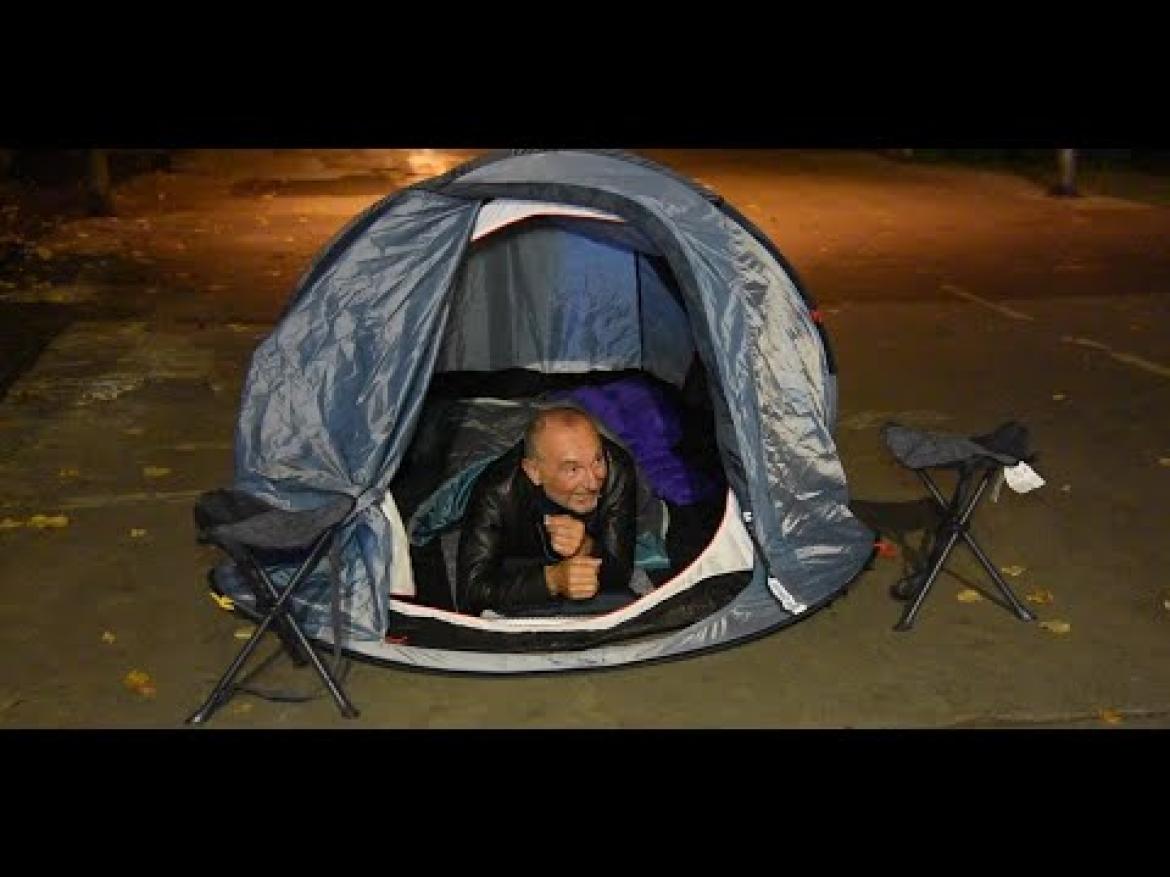In tenda sotto il mercato coperto per scongiurare l'abbattimento dei tigli: la protesta di Gabriele Righi
