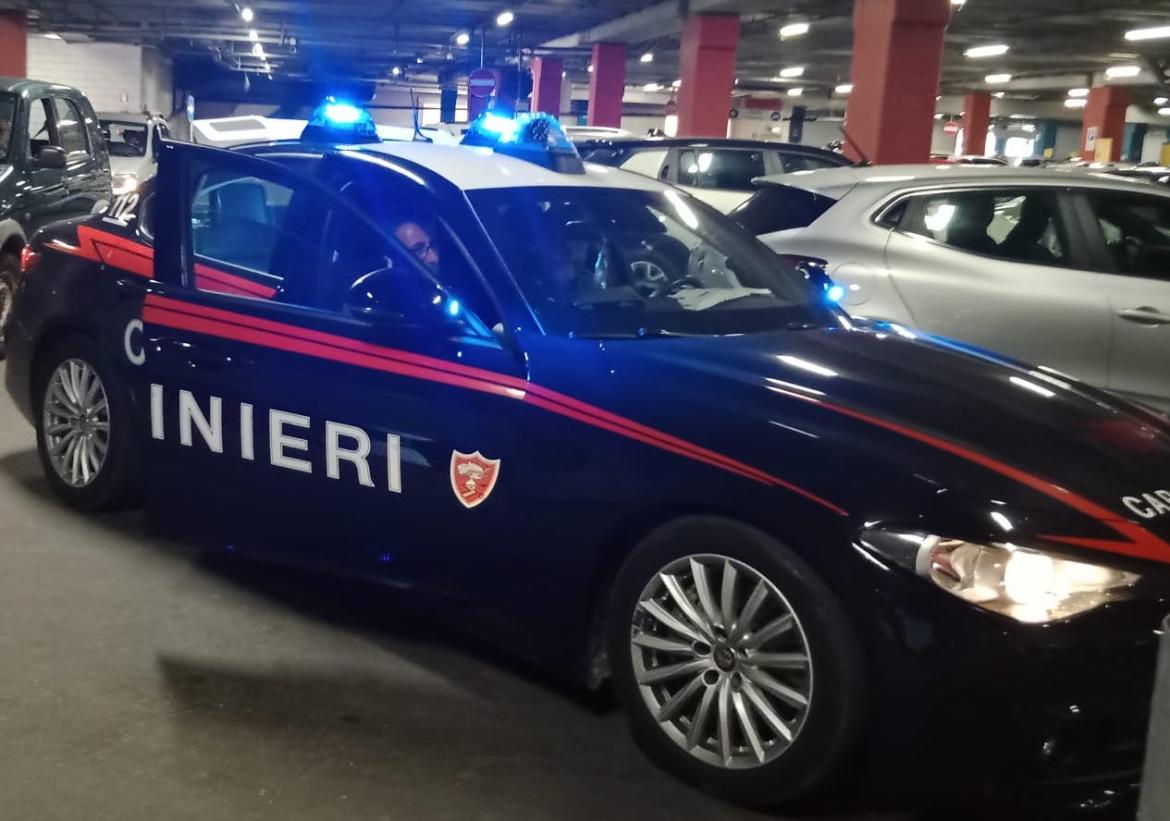 Vigevano, ruba una bottiglia di rum, spintona la guardia e ferisce due carabinieri. Arrestato 36enne