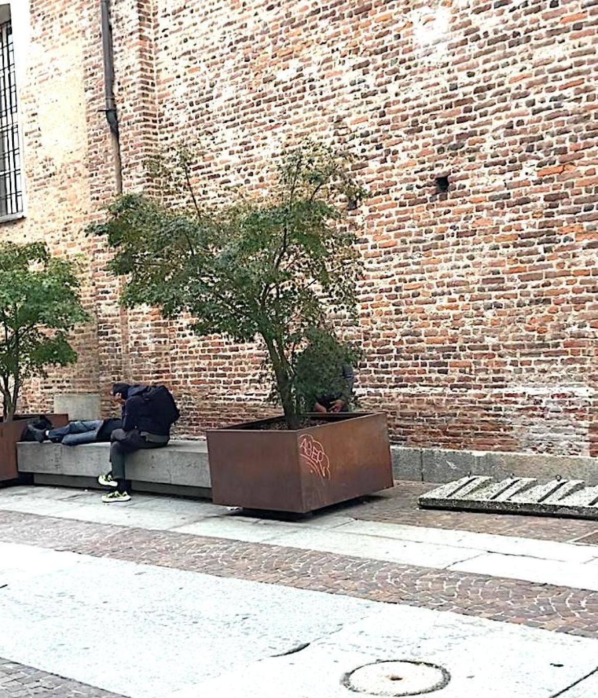“Non ne possiamo più”: la petizione contro la panchina del degrado di via Roma