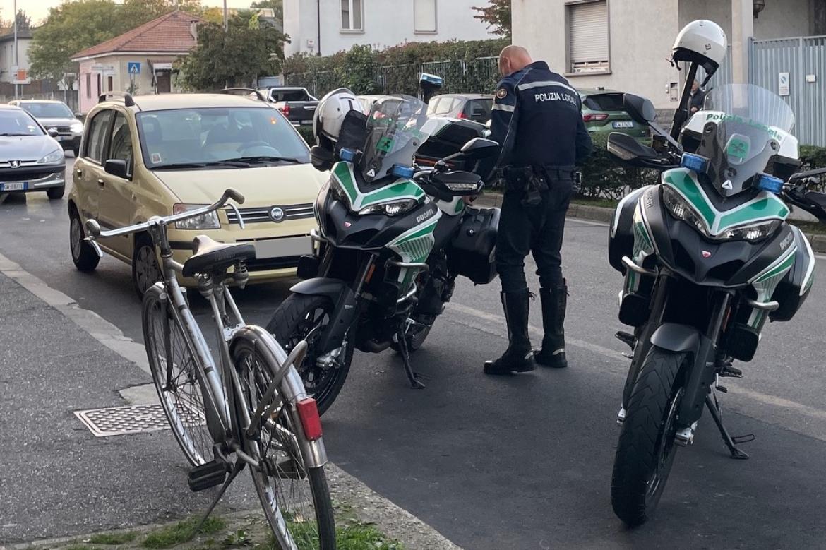 Vigevano, donna in monopattino cade per l'apertura di una portiera