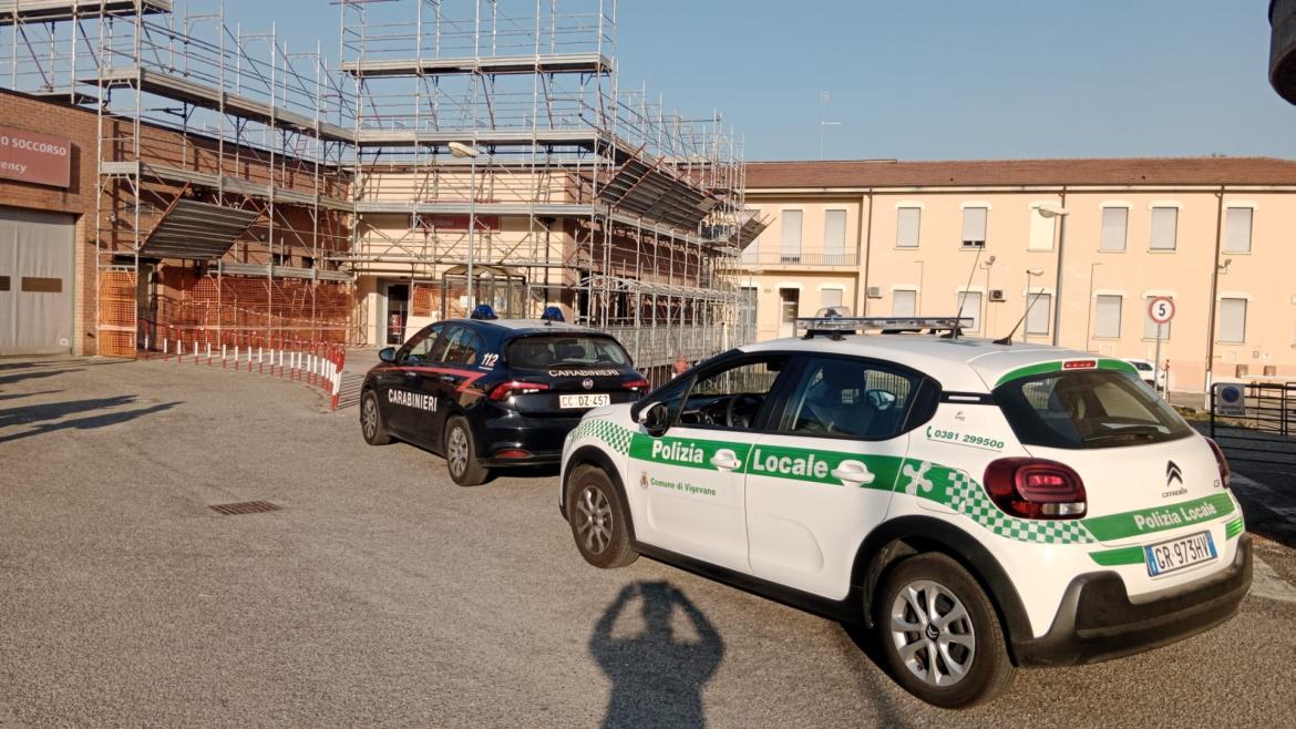 Sfonda vetro del pronto soccorso, arrivano i carabinieri e la polizia locale