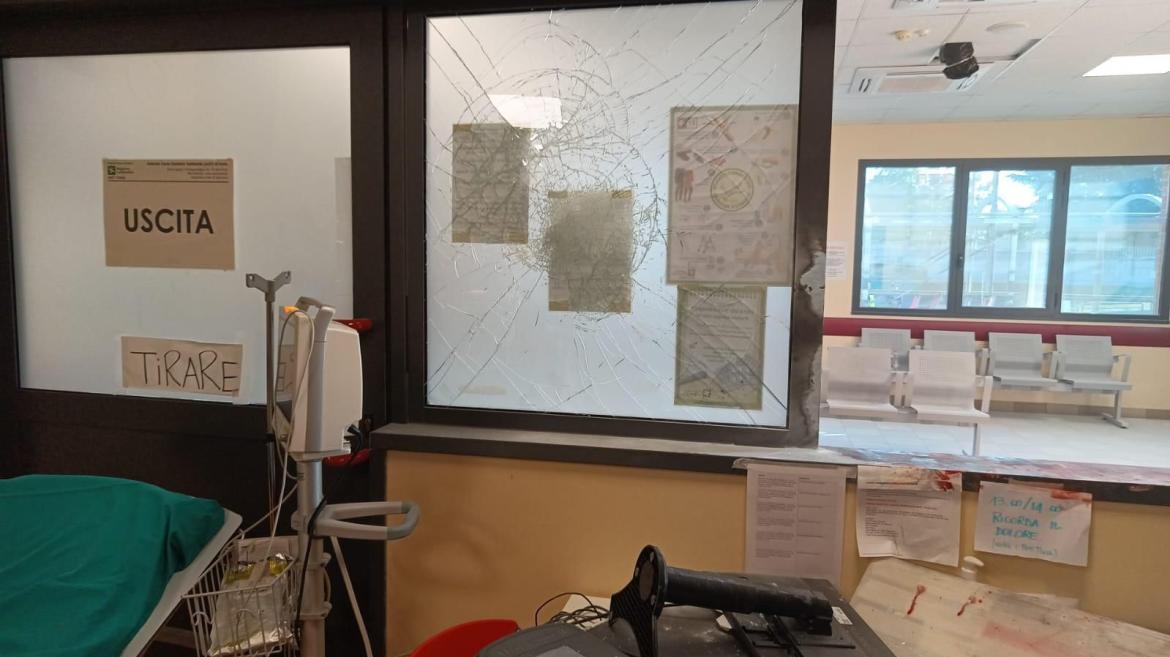 Pronto soccorso distrutto, ecco cos'è successo. Accessi bloccati per ore, il malvivente voleva saltare la fila