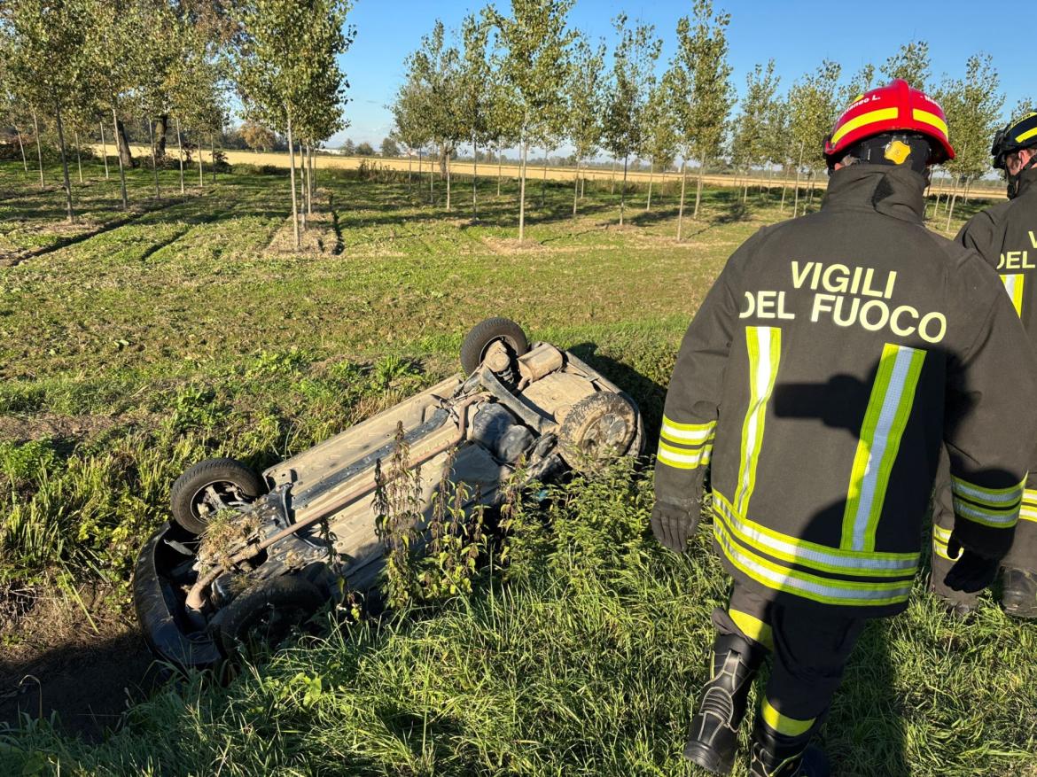 Utilitaria si ribalta nel fosso. Soccorsi mamma e figlio di due anni
