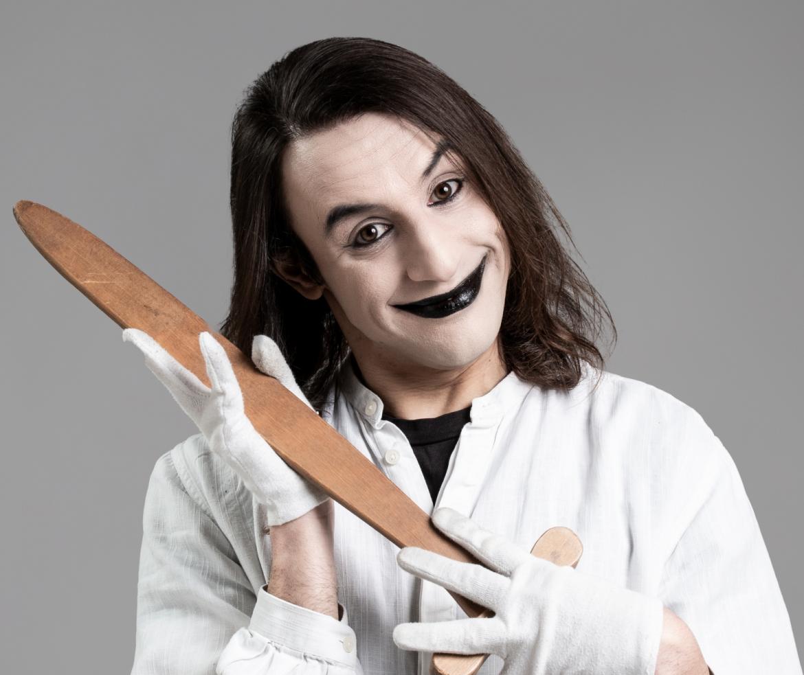 “Lunanzio e il drago”: l’irresistibile follia di Loris Fabiani approda al Cagnoni