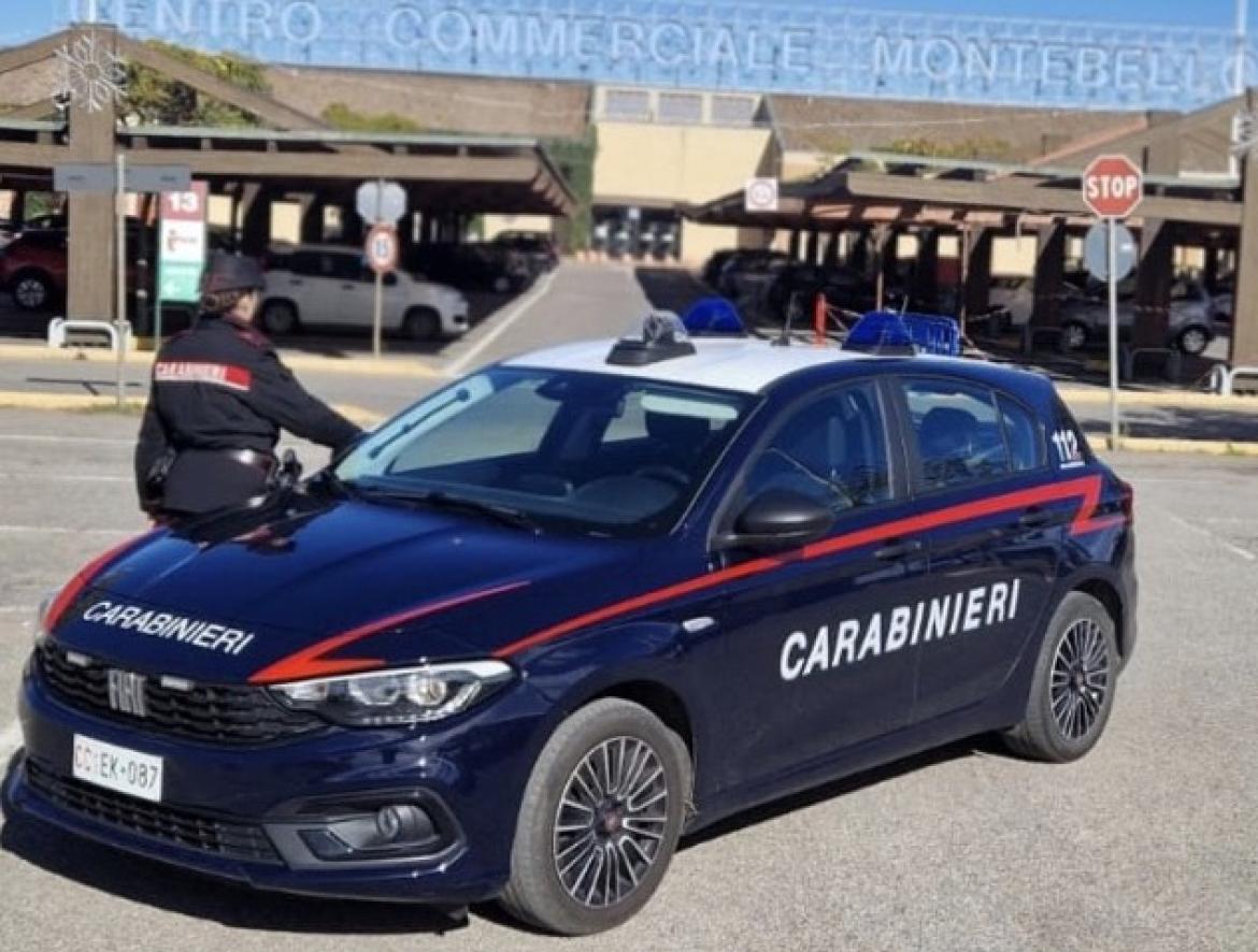 Ruba la borsa davanti alla chiesa e poi va a fare spese al centro commerciale: 37enne arrestato a Montebello della Battaglia