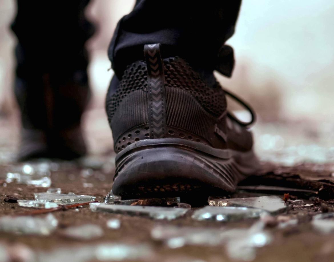 Parcheggia e dimentica la borsa in auto: quando torna trova il vetro rotto