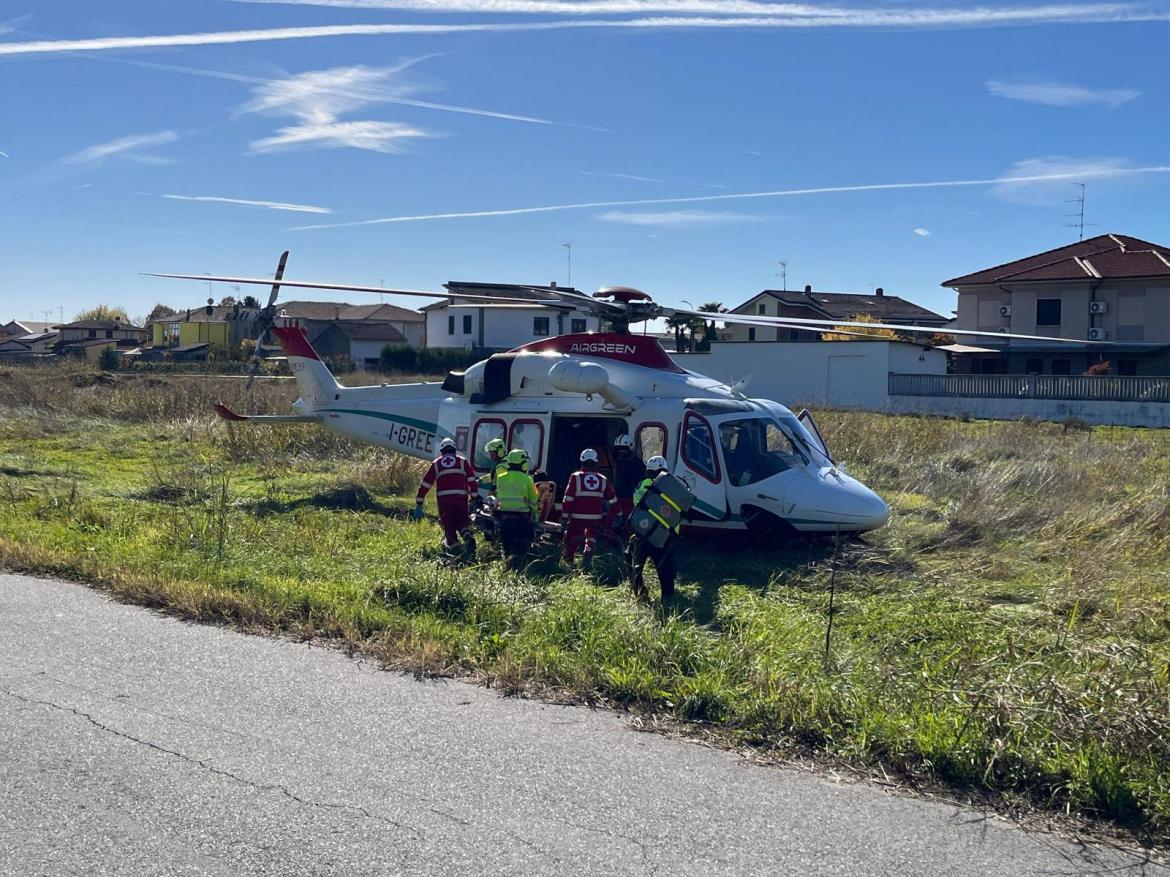 Operaio rimane ferito da una lastra di acciaio: trasportato con l'elisoccorso