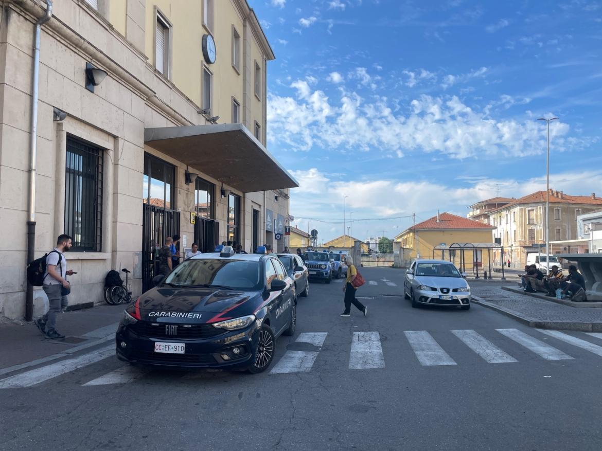 Rapina un telefonino in stazione a Mortara e colpisce la vittima con una bottigliata