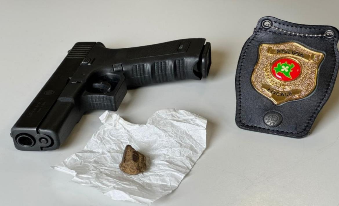 Abbiategrasso: pistola a salve (ma senza tappo rosso) in auto e minacce davanti a scuola 