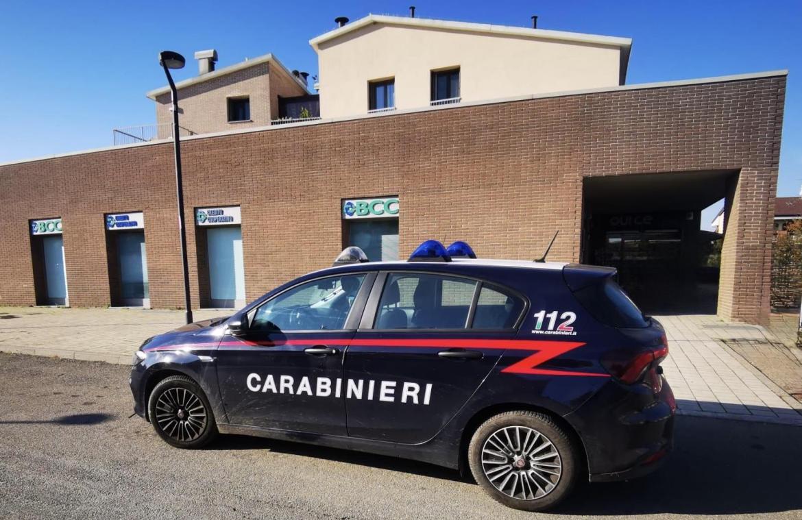 Tentano di far saltare il bancomat della filiale: messi in fuga dai carabinieri