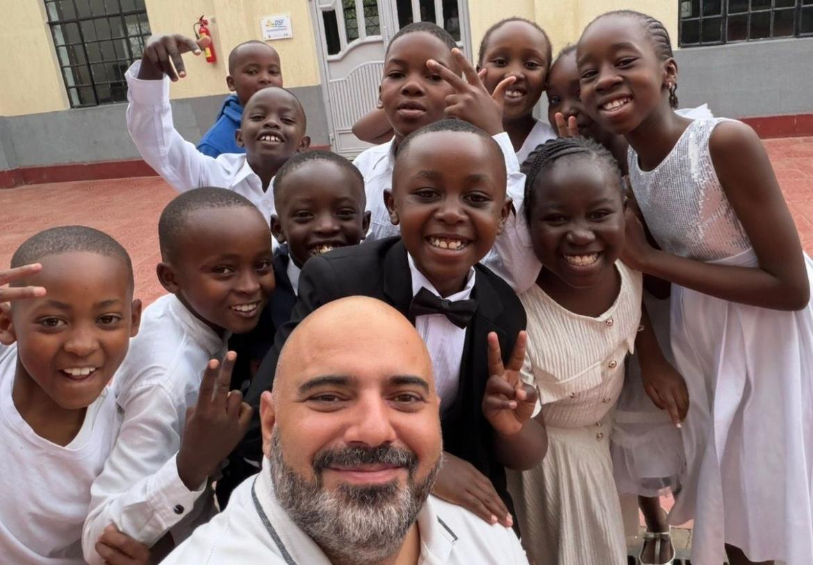 Raccoglie computer usati e li manda in Kenya: l'iniziativa dell'influencer Grizzanti