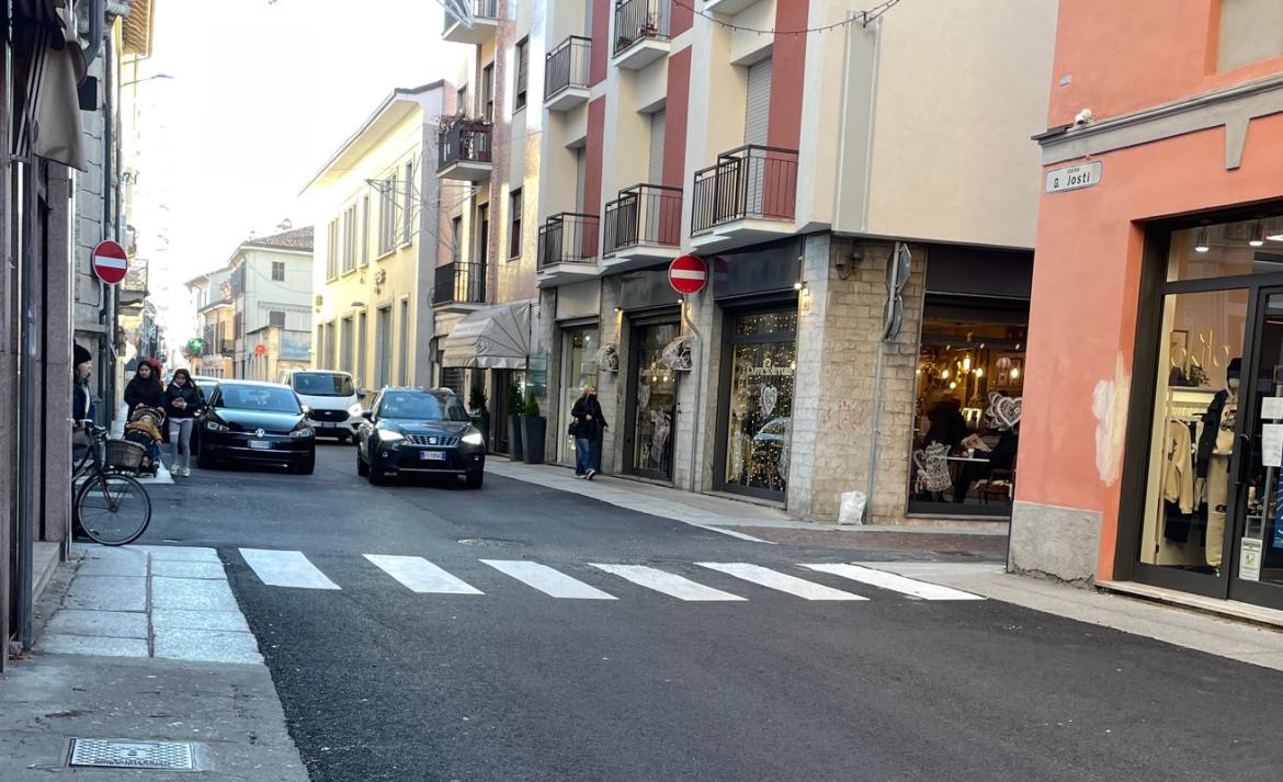 Mortara, asfaltatura di via Roma-Josti sospesa. Ma la resina è già stata acquistata