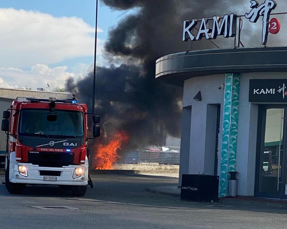 Mortara, mezzo pesante in fiamme nell'area della Bennet
