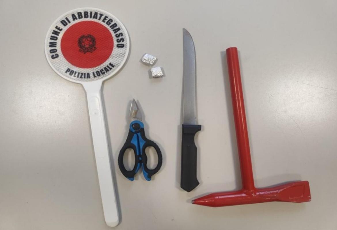Abbiategrasso, gira in strada armato di coltello: denunciato 26enne