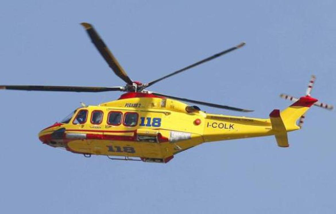 Gambolò, cade dal primo piano mentre sistema gli addobbi natalizi: grave un uomo di 69 anni