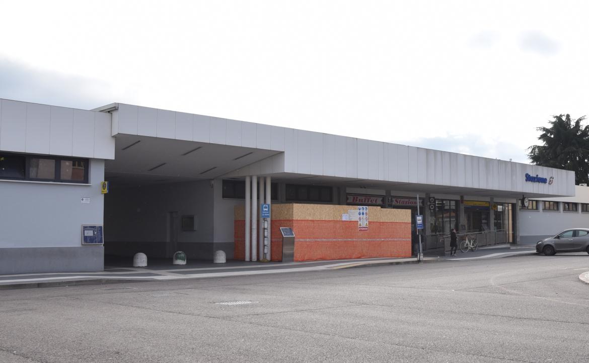 Vigevano, nella notte in stazione litigano con il coltello e dopo un’ora segue un borseggio