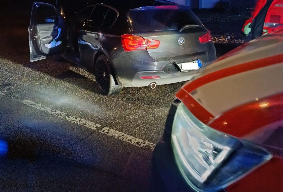 Auto si schianta contro un furgone parcheggiato. Ma all'arrivo dei soccorsi non c'è nessuno
