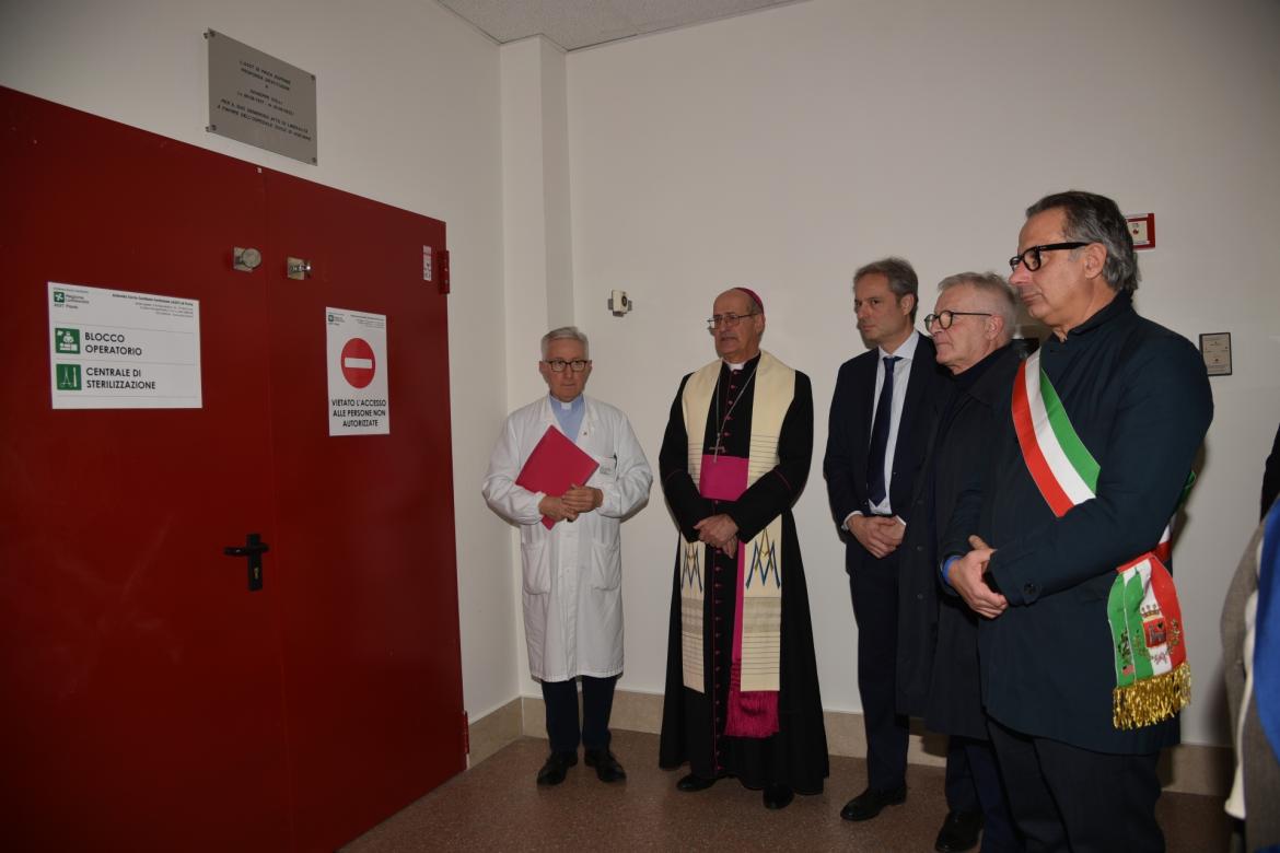 Una targa all'ingresso del blocco operatorio e un ritratto nella quadreria per il benefattore