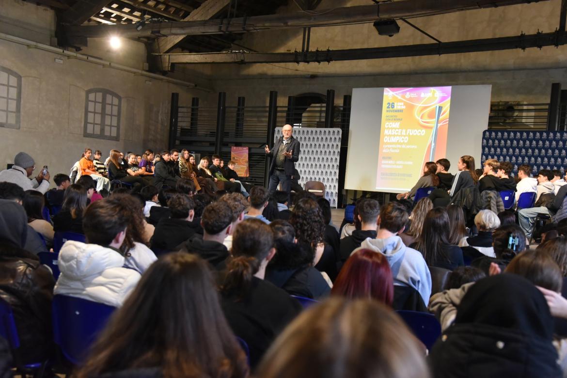 Vigevano, sale l'attesa per la fiamma olimpica: oltre 400 scolari in Cavallerizza per la diretta