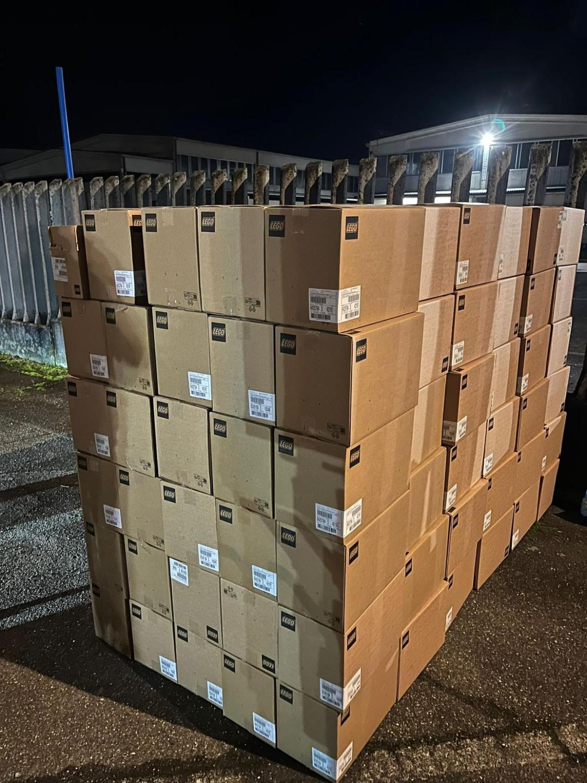 Rubano 200 scatole di Lego, ma scappano alla vista dei carabinieri