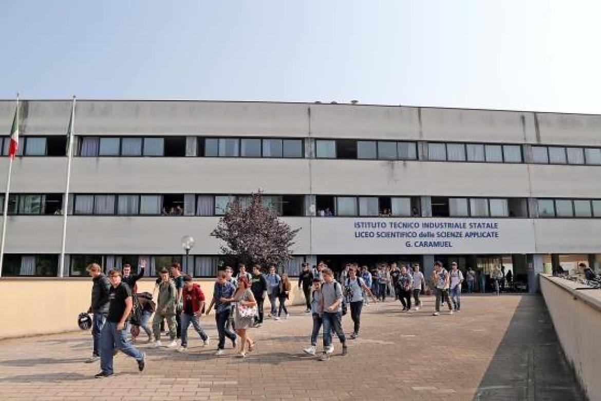 Entrano a scuola e scassinano i distributori automatici