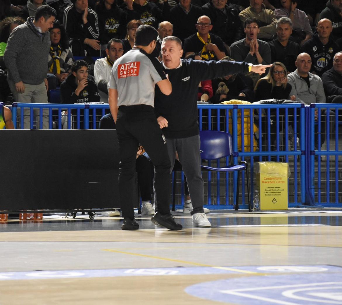 Basket, serie B, coach Salieri: «Vittoria importante ma abbiamo avuto poco ritmo e difficoltà nell'innescare il gioco di squadra"