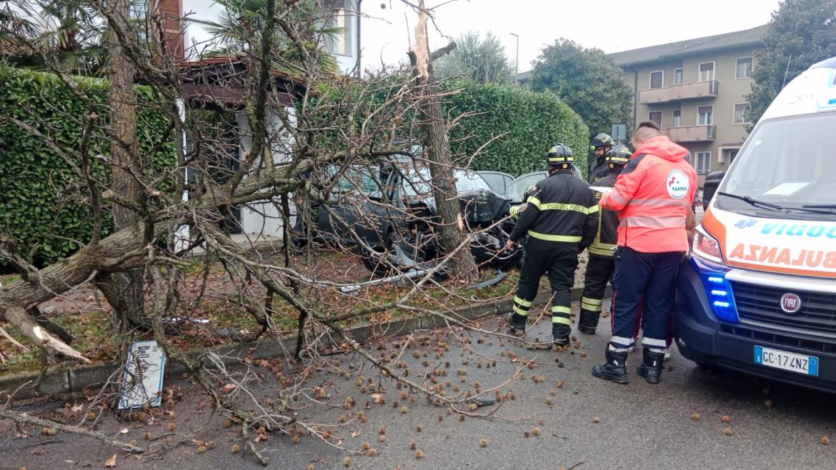 Vigevano, si schianta con l’auto contro un albero