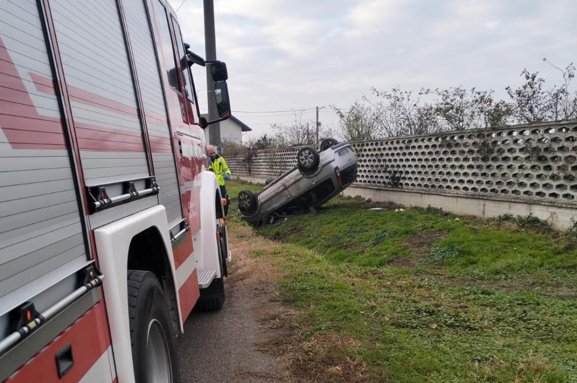 Auto esce di strada e si ribalta dopo una curva