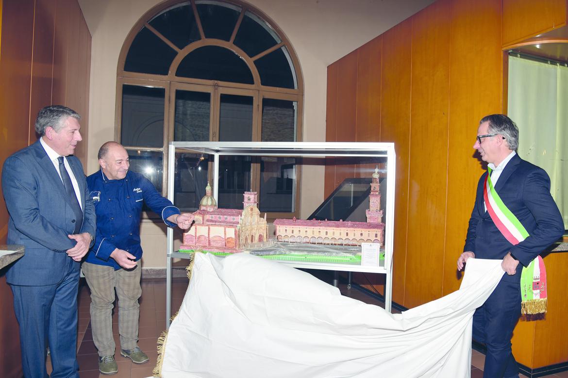 l'opera esposta all'ingresso di palazzo municipale