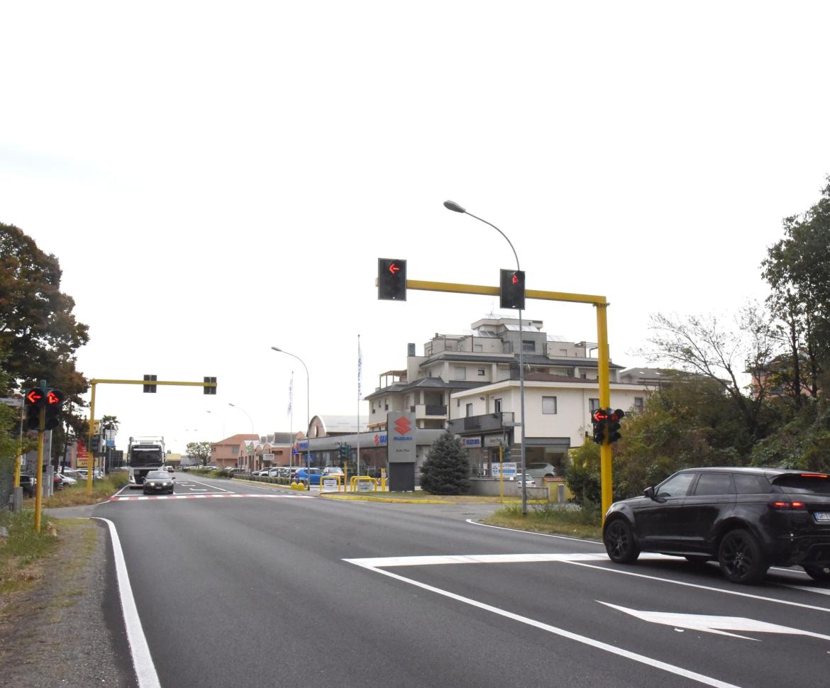 Il semaforo che multa anche chi passa con il verde