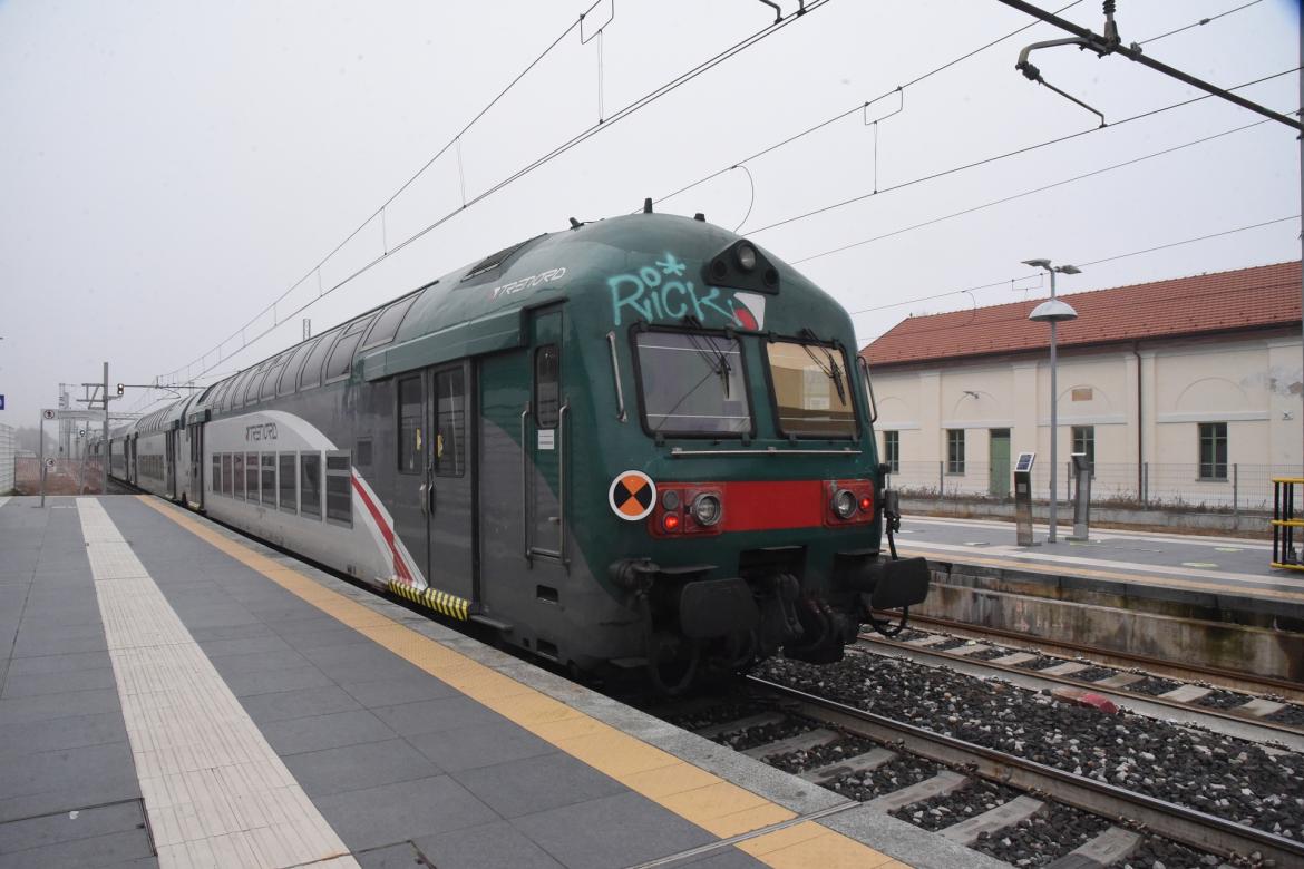 Abbiategrasso, passaggio a livello danneggiato: caos stamattina sulla linea ferroviaria Milano-Mortara