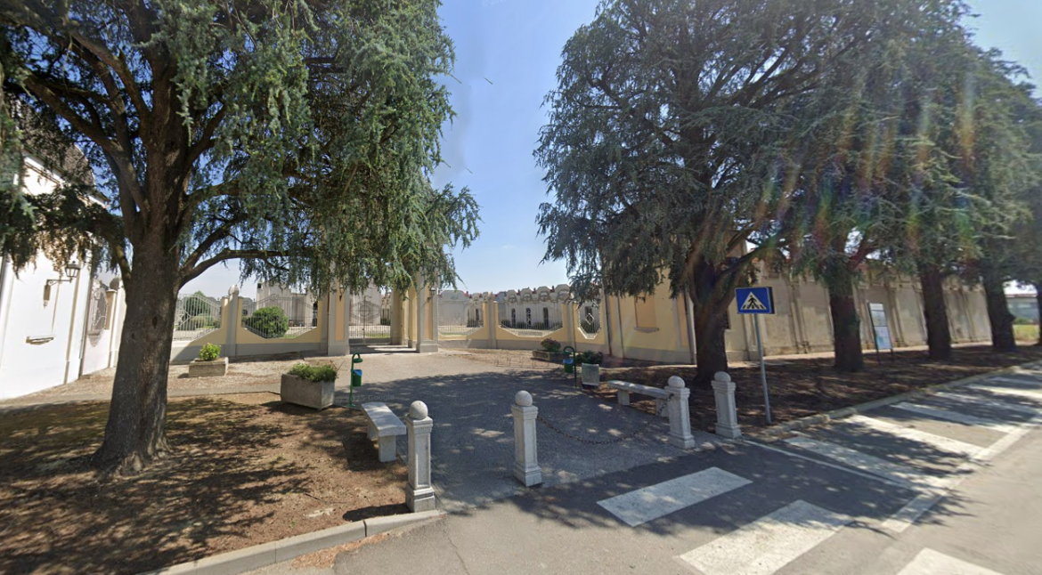 I "predoni del rame" in azione all'interno del cimitero di Frascarolo